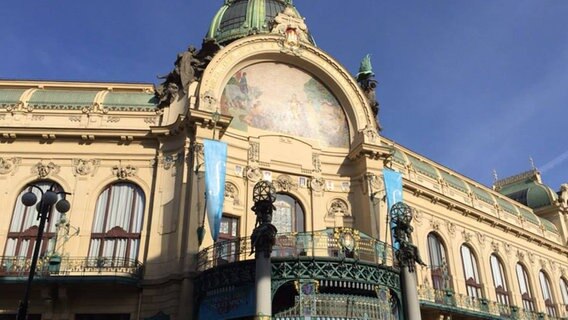 Prag, Smetana-Halle von außen.  Foto: NDR/TH