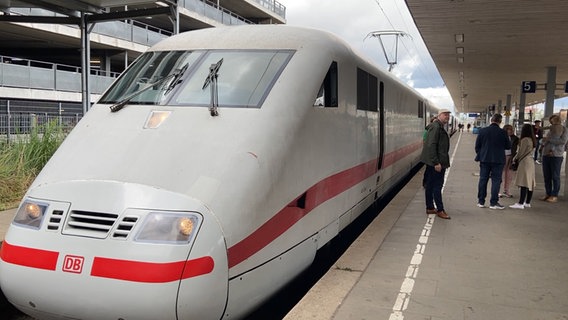 Ein Zug, in dem sich Interessierte für die Deutsche Bahn bewerben können, steht am Gleis in Hamburg Altona © NDR 