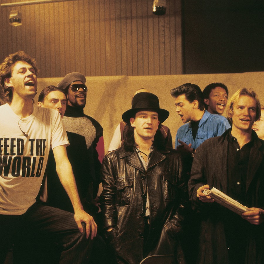 Band Aid von Sir Bob Geldof (zweiter von links) mit anderen Musikern beim Aufnehmen der ersten Single von Band Aid: Do They Know It's Christmas. © picture alliance / empics | Brian Aris/Band Aid Foto: Brian Aris/Band Aid