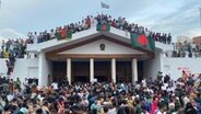 Protestierende stürmen die Residenz von Sheick Hasina in Dhaka, Bangladesch © picture alliance / Anadolu | Najmus Sakib Foto: Najmus Sakib