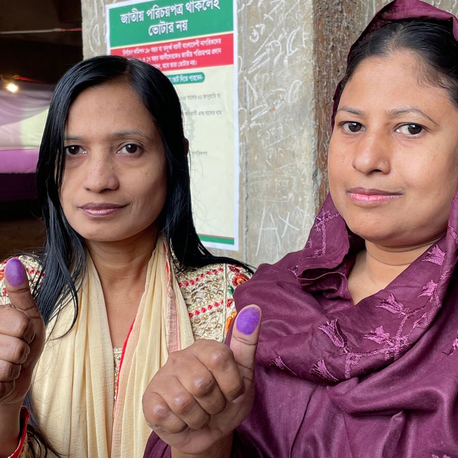 Zwei Frauen bei der Wahl in Bangladesh © NDR Foto: Charlotte Horn