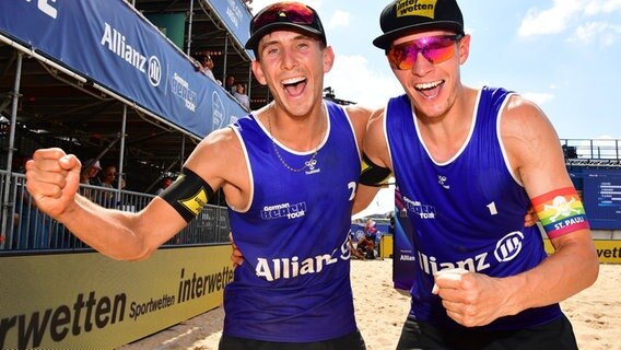 Lukas Pfretzschner und Robin Sowa (v.l.) vom FC St. Pauli gewannen das Beachvolleyball-Turnier in Hamburg. © Witters Foto: Valeria Witters