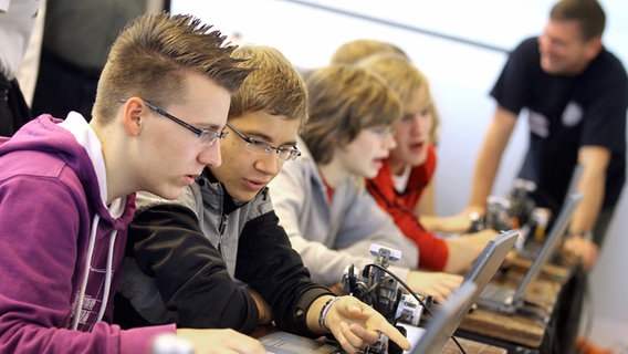 Schüler üben bei einer Ausbildungsmesse an der Programmierung mobiler Roboter. Schüler üben bei einer Ausbildungsmesse an der Programmierung mobiler Roboter. © dpa-Bildfunk Foto: Bernd Wüstneck