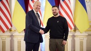 Joe Biden, Präsident der USA, schüttelt Wolodymyr Selenskyj, Präsident der Ukraine, bei seinem Besuch in Kiew die Hand © dpa Foto: Uncredited