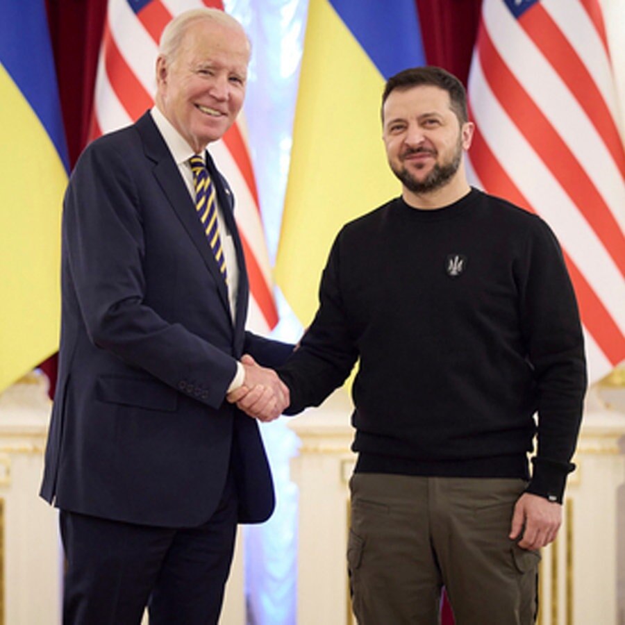 Joe Biden, Präsident der USA, schüttelt Wolodymyr Selenskyj, Präsident der Ukraine, bei seinem Besuch in Kiew die Hand © dpa Foto: Uncredited