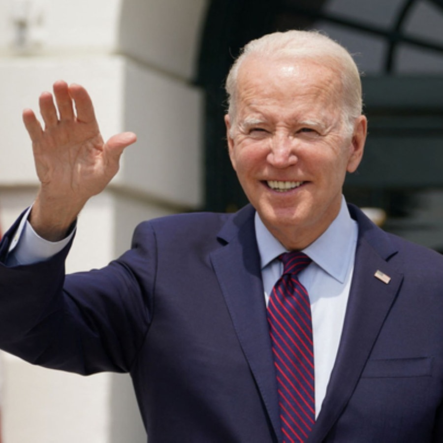 US-Präsident Joe Biden winkt Kindern zu, die an einer Veranstaltung zum "Take Your Child to Work Day" im Weißen Haus in Washington, USA, teilnehmen, 27. April 2023. © Reuters Foto: Kevin Lamarque