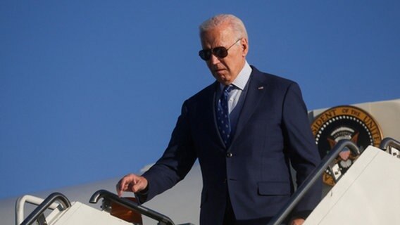 US-Präsident Joe Biden verlässt ein Flugzeug in Chicago © REUTERS Foto: LEAH MILLIS
