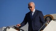 US-Präsident Joe Biden verlässt ein Flugzeug in Chicago © REUTERS Foto: LEAH MILLIS