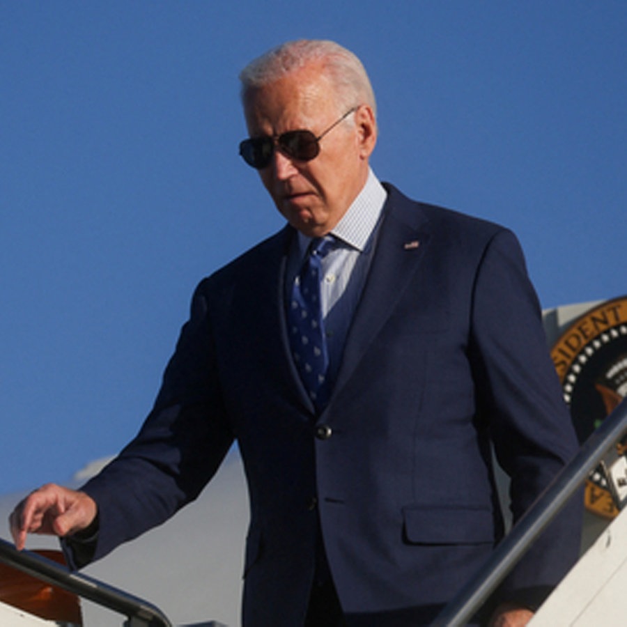 US-Präsident Joe Biden verlässt ein Flugzeug in Chicago © REUTERS Foto: LEAH MILLIS