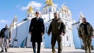 Joe Biden (l), Präsident der USA, geht neben Wolodymyr Selenskyj, Präsident der Ukraine, an der Kathedrale mit der goldenen Kuppel von St. Michael in Kiew. © picture alliance Foto: Evan Vucci