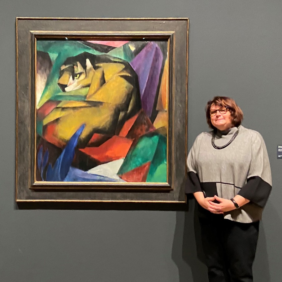 London Korrespondentin Gabi Biesinger steht neben einem Gemälde in der Tate Modern in London © NDR Foto: Gabi Biesinger