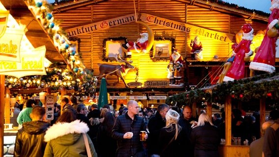 Beleuchtete Hütte auf dem Weihnachtsmarkt in Birmingham © picture alliance / ZUMAPRESS.com Foto: Dave Warren