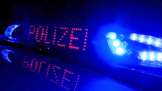 Das Blaulicht eines Polizeifahrzeugs leuchtet. Das Blaulicht eines Polizeifahrzeugs leuchtet. © picture alliance / dpa Foto: Monika Skolimowska