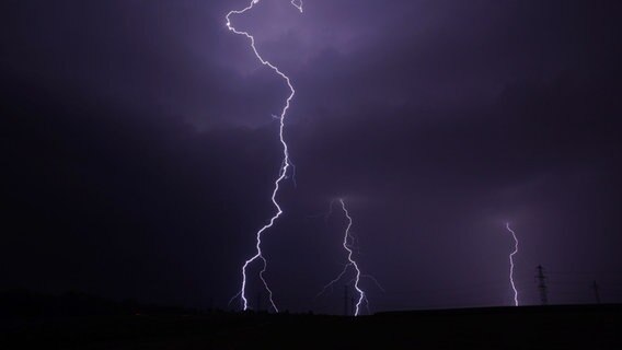 Blitze sind bei einem Unwetter am Nachthimmel zu sehen. © picture alliance/dpa/Andreas Rosar Foto: Andreas Rosar