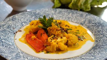 Cauliflower curry served on a soup plate © NDR Photo: Florian Kruck