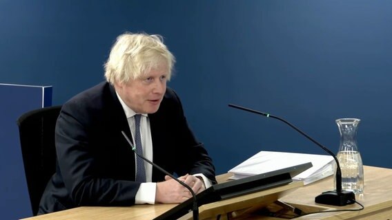 Ein Bildausschnitt aus dem Live-Stream des britischen Covid-19-Untersuchungsausschuss, bei dem Boris Johnson, ehemaliger Premierminister von Großbritannien, im Dorland House im Rahmen der zweiten Untersuchung aussagt. Dem konservativen Politiker wird ein chaotischer Kurs während der Pandemie vorgeworfen. © picture alliance/dpa/PA Media | Uk Covid-19 Inquiry Foto: n.n.