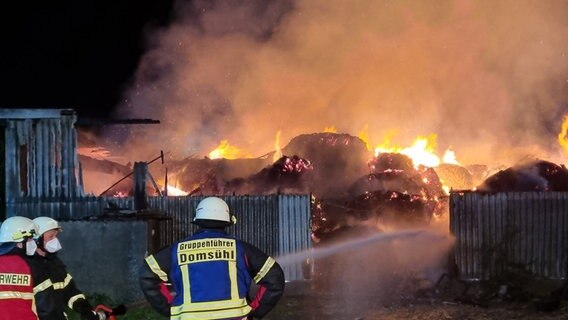 Eine Lagerhalle mit Stroh steh in Flammen © Michael-Günther Bölsche Foto: Michael-Günther Bölsche