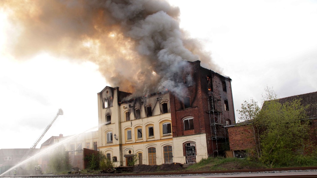 Neustadt-Glewe: Industriegebäude nach Brand einsturzgefährdet