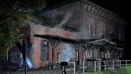 Das vom Feuer beschädigte Bahnhofsgebäude in Hagenow. © Andreas Dziedo Foto: Andreas Dziedo