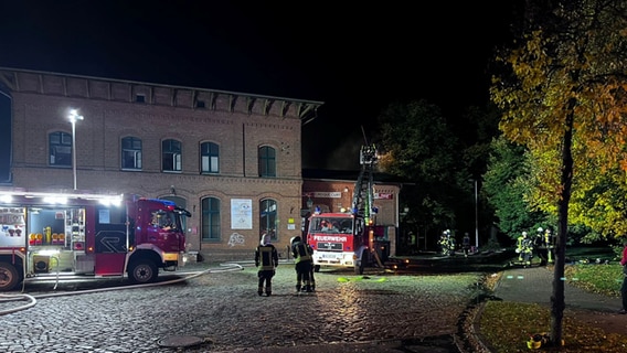 Die Feuerwehr am Bahnhofsgebäude in Hagenow im Einsatz. © Andreas Dziedo Foto: Andreas Dziedo