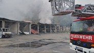 Die vom Feuer beschädigten Garagen der Feuerwehr Warin © NDR Foto: Christoph Woest