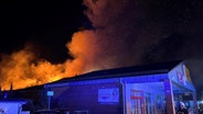 Die Feuerwehr im Einsatz in Sassnitz beim Supermarktbrand © Feuerwehr Sassnitz 