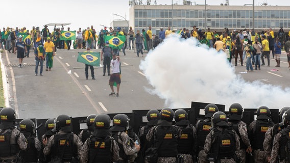 Anhänger des abgewählten Präsidenten Bolsonaro stürmen das Palament in Brasilia am 08.01.2023 © ARD Foto: n.n.