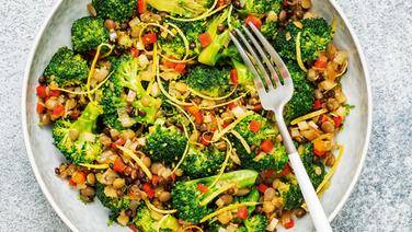 A bowl of broccoli and lentils.  © Gräfe and Unzer 