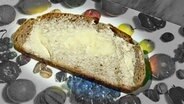 Ein mit Butter beschmiertes Brot. © NDR 