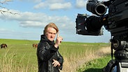 Detlev Buck hebt den Finger vor einer Kamera © NDR Foto: Uwe Ernst