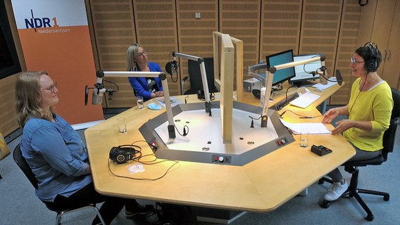 Kerstin Inselmann und Diana Fischer sitzen mit Moderatorin Martina Gilica im Studio von NDR 1 Niedersachsen © NDR Foto: NDR