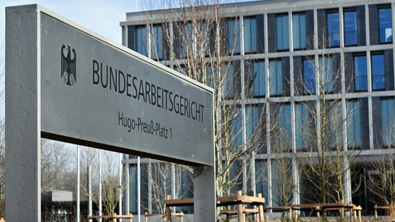 "Bundesarbeitsgericht" steht auf dem Schild am Eingang zum höchsten deutschen Arbeitsgericht. © picture alliance/dpa/dpa-Zentralbild/Martin Schutt Foto: Martin Schutt