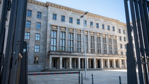 Das Tor zum Bundesministerium der Finanzen steht offen. © dpa-Bildfunk Foto: Christophe Gateau
