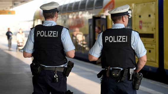 Zwei Beamte der Bundespolizei Überwachen einen Bahnsteig auf dem Hauptbahnhof in Hannover © picture alliance Foto:  Holger Hollemann