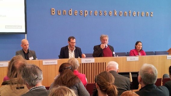 Wie umgehen mit Populisten? Verschiedene Medienvertreter diskutierten auf der Konferenz "Formate des Politischen". © NDR Foto: Sinje Stadtlich
