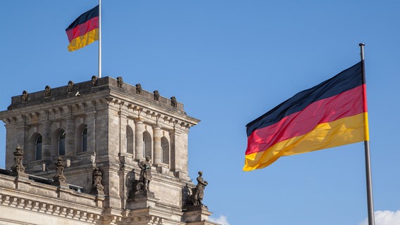 Der Reichstag mit deutschen Flaggen. © fotolia Foto: pit24