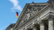 Der Reichstag mit deutschen Flaggen. © photocase Foto: M_Design