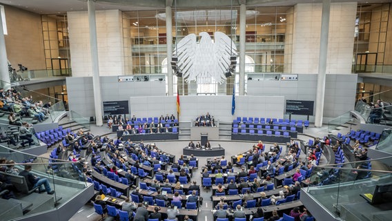 Die Befragung der Bundesregierung findet im Plenarsaal im Bundestag statt. © dpa Foto: Michael Kappeler