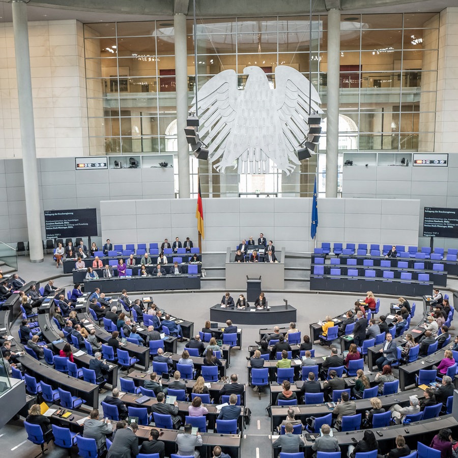 Die Befragung der Bundesregierung findet im Plenarsaal im Bundestag statt. © dpa Foto: Michael Kappeler