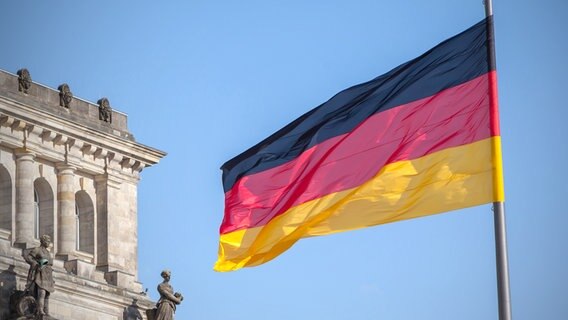 Eine Deutschlandflagge weht vor dem Bundestag © fotolia.com Foto: pit24