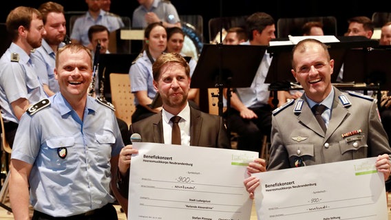 Christian Prchal (Oberstleutnant), Stefan Pinnow (Bürgermeister Ludwigslust) und Christian Pingel (Oberstleutnant) v.l. © Bundeswehr 