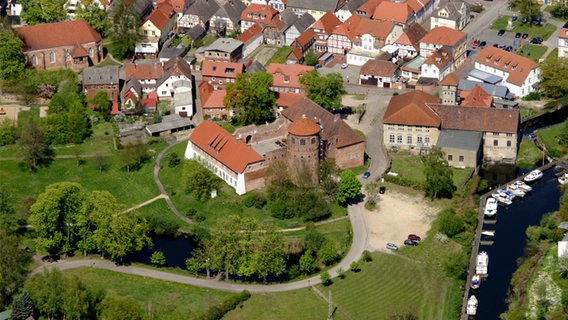 Luftansicht von Neustadt-Glewe mit Burg und Bootshafen im Sommer. © fotolia.com Foto: avtp