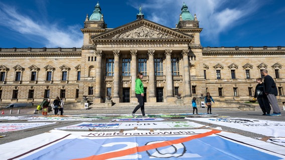 Aktivisten des BUND protestieren am 31.05.2022 vor dem Bundesverwaltungsgericht in Leipzig gegen die Planungen für die A20. © picture alliance/dpa/Hendrik Schmidt Foto: Hendrik Schmidt