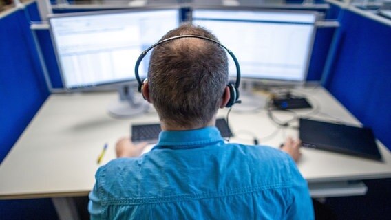 Ein Callcenter-Mitarbeiter sitzt mit Headset vor einem Computer © picture alliance/dpa/dpa-Zentralbild | Jens Büttner Foto:  Jens Büttner