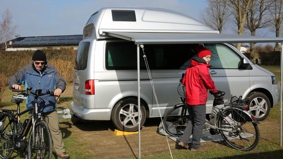 Im Ostseeferiencamp Börgerende (Mecklenburg-Vorpommern) brechen Silvester und Martina Dümke aus Brandenburg am 24.03.2016 zu einer Radtour auf. Traditionell starten die Camper zu Ostern in die neue Saison. © dpa-Bildfunk Foto: Bernd Wüstneck