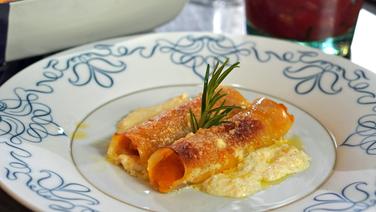Cannelloni mit Kürbisfüllung auf einem Teller serviert. © NDR Foto: Florian Kruck