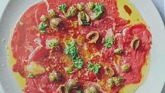 Rindercarpaccio mit Kapernbutter © Steffen Henssler 