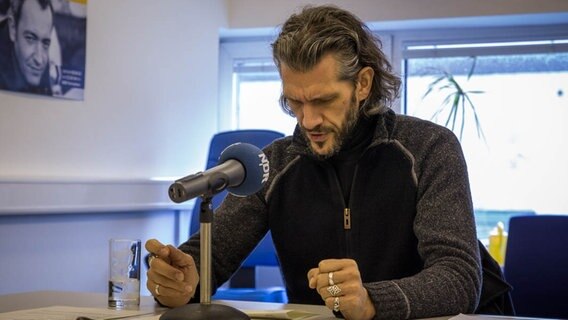 Schauspieler spricht bei Casting vor. © NDR Foto: Joachim Henning
