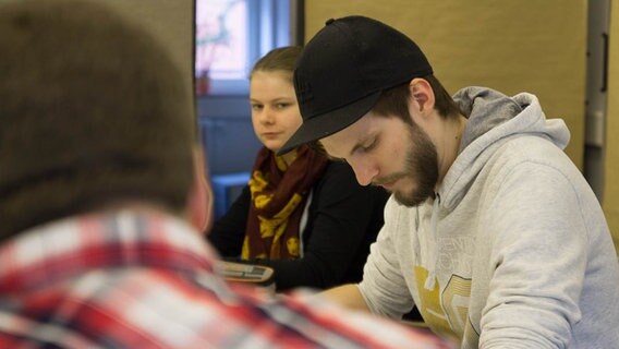 Schauspieler spricht bei Casting vor. © NDR Foto: Joachim Henning