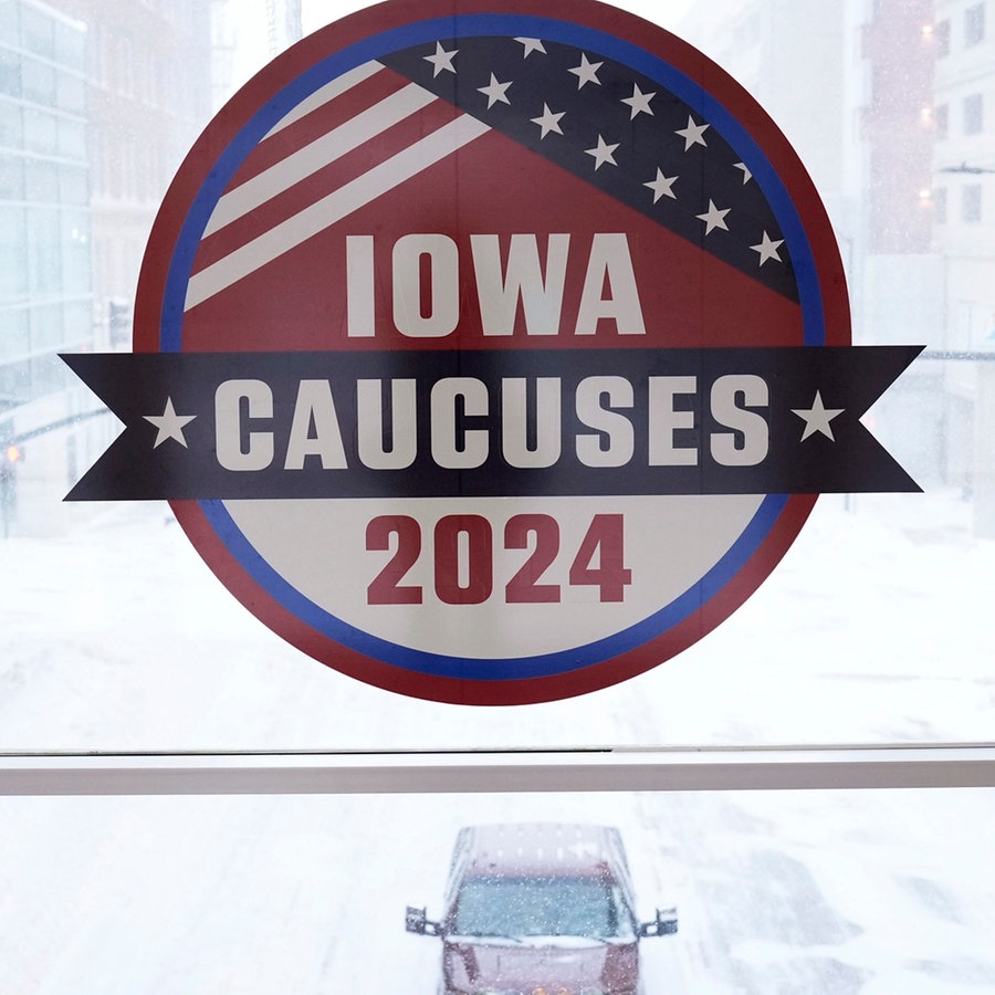 Iowa Caucas Schild 2024 © WDR / AP Foto: Charlie Neibergall